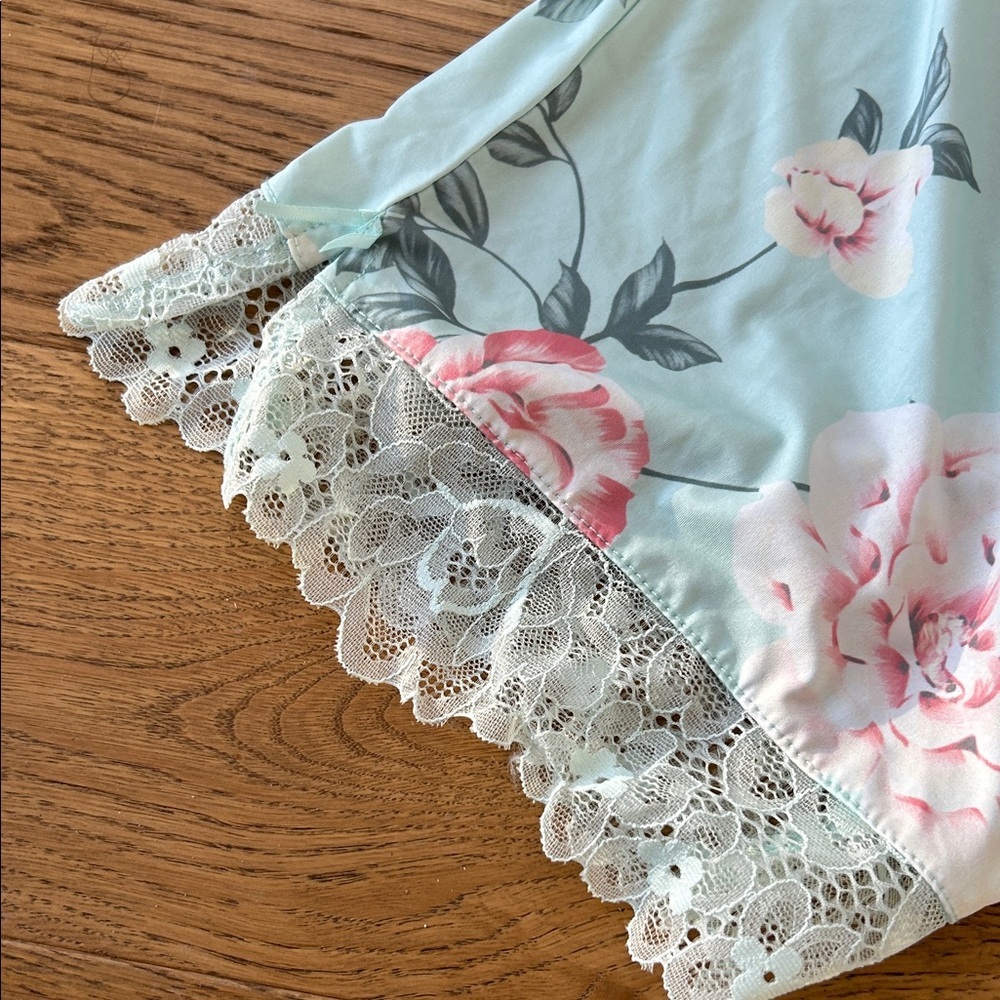 La Vie En Rose Floral Robe - Light green/Blue and Pink size Large - Picture 4 of 6